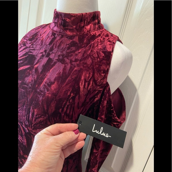 NWT~Sexy~Stunning~Lulus Cold Shoulder Velvet Dress - Picture 7 of 12